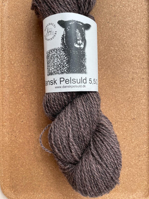 18 Mørk beige - Dansk pelsuld 5,5/2